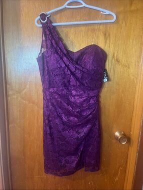 Woman’s ONYX Nite One-Shoulder Lace Cocktail Dress in Deep Plum 8P